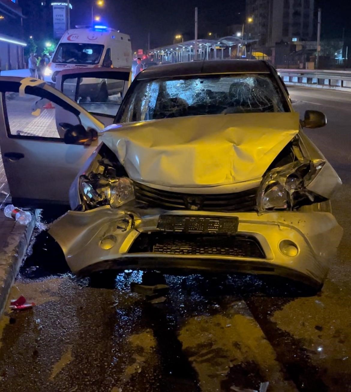 Hızla ilerleyen otomobil servis aracına çarptı : 5 yaralı