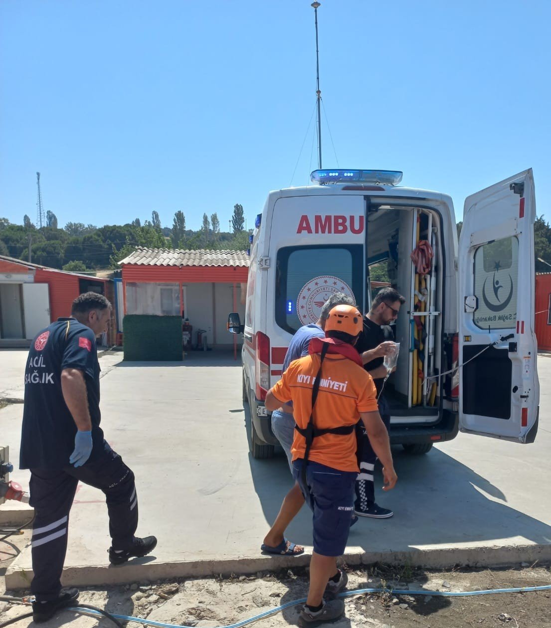 Çanakkale Boğazı’nda balıkçı teknesinde rahatsızlanan personel Kıyı Emniyeti ekiplerince tahliye edildi