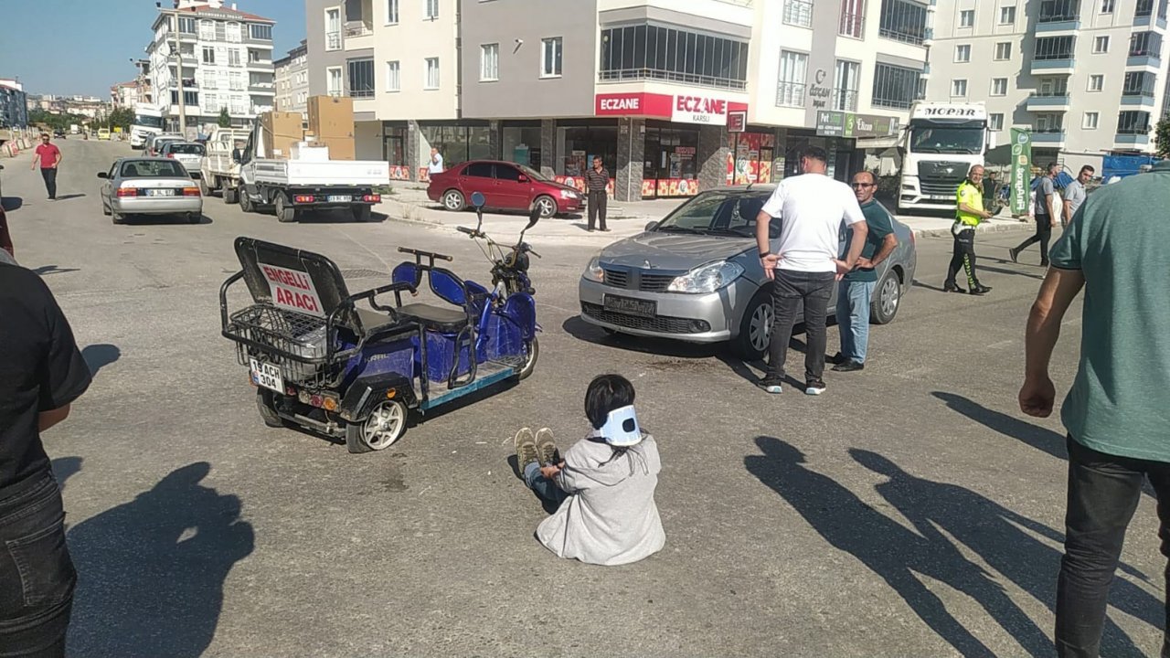 Otomobille elektrikli bisiklet çarpıştı: 2 yaralı