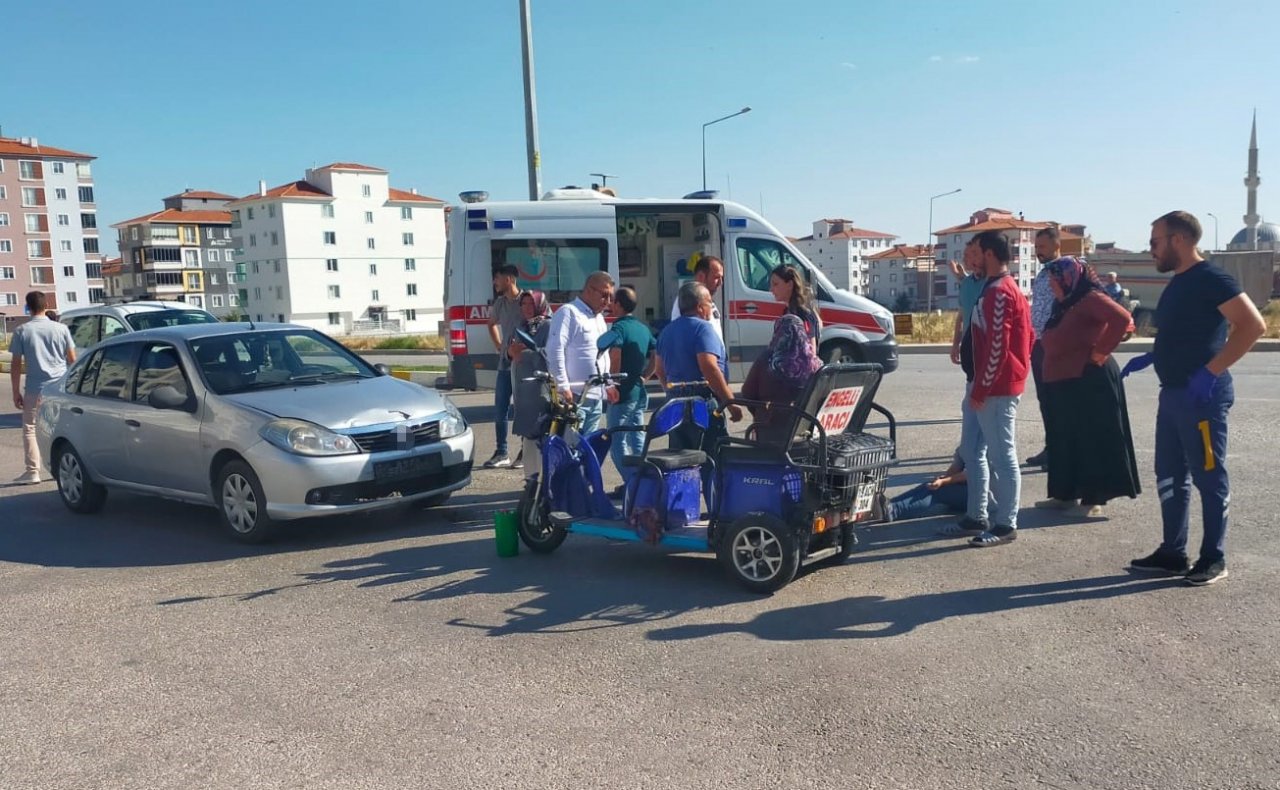 Otomobille elektrikli bisiklet çarpıştı: 2 yaralı