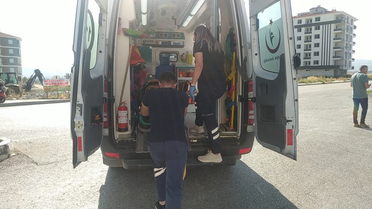 Otomobille elektrikli bisiklet çarpıştı: 2 yaralı