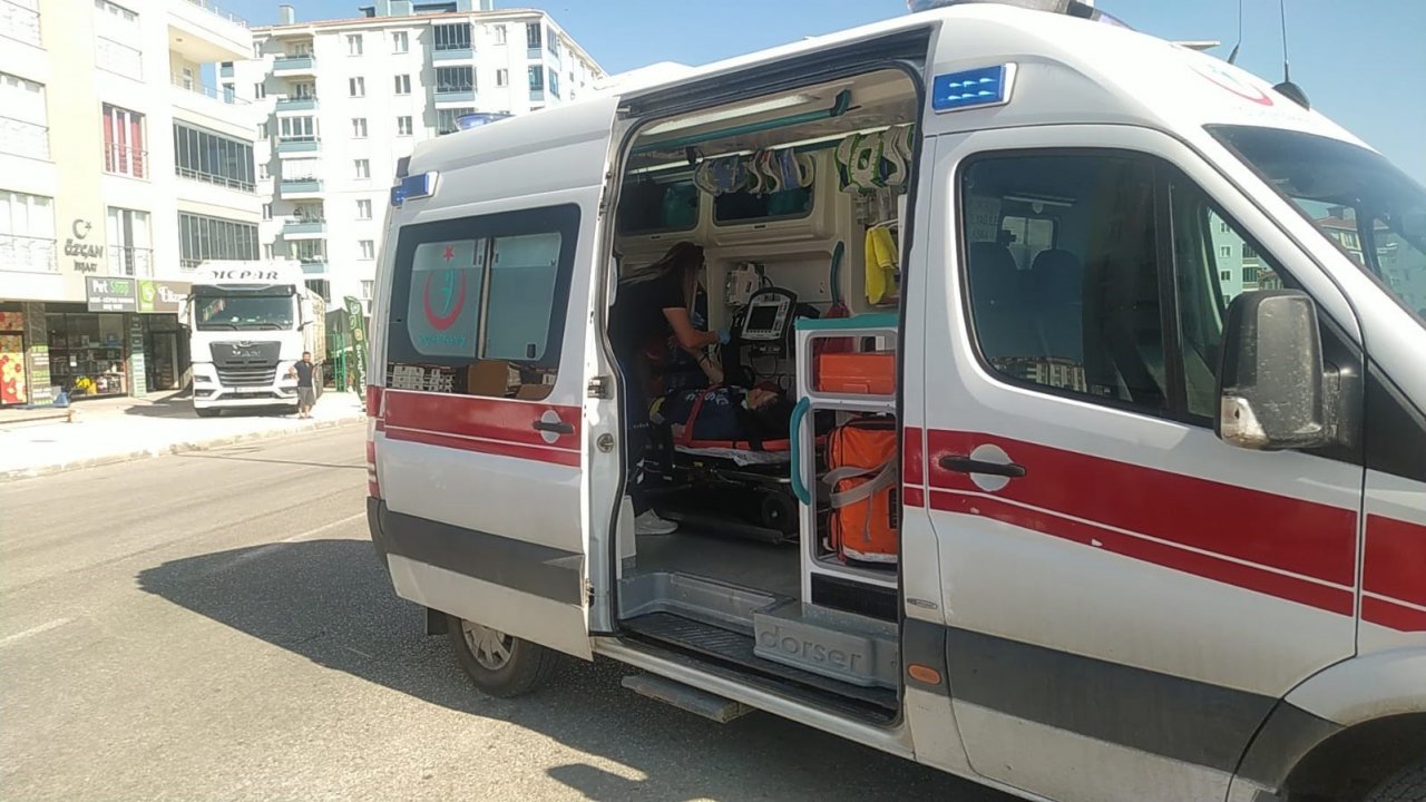 Otomobille elektrikli bisiklet çarpıştı: 2 yaralı