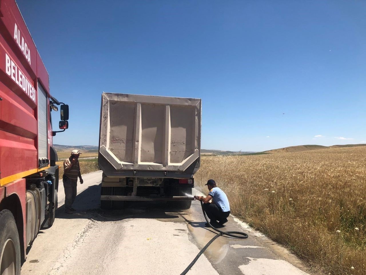 Seyir halindeki kamyon alev aldı