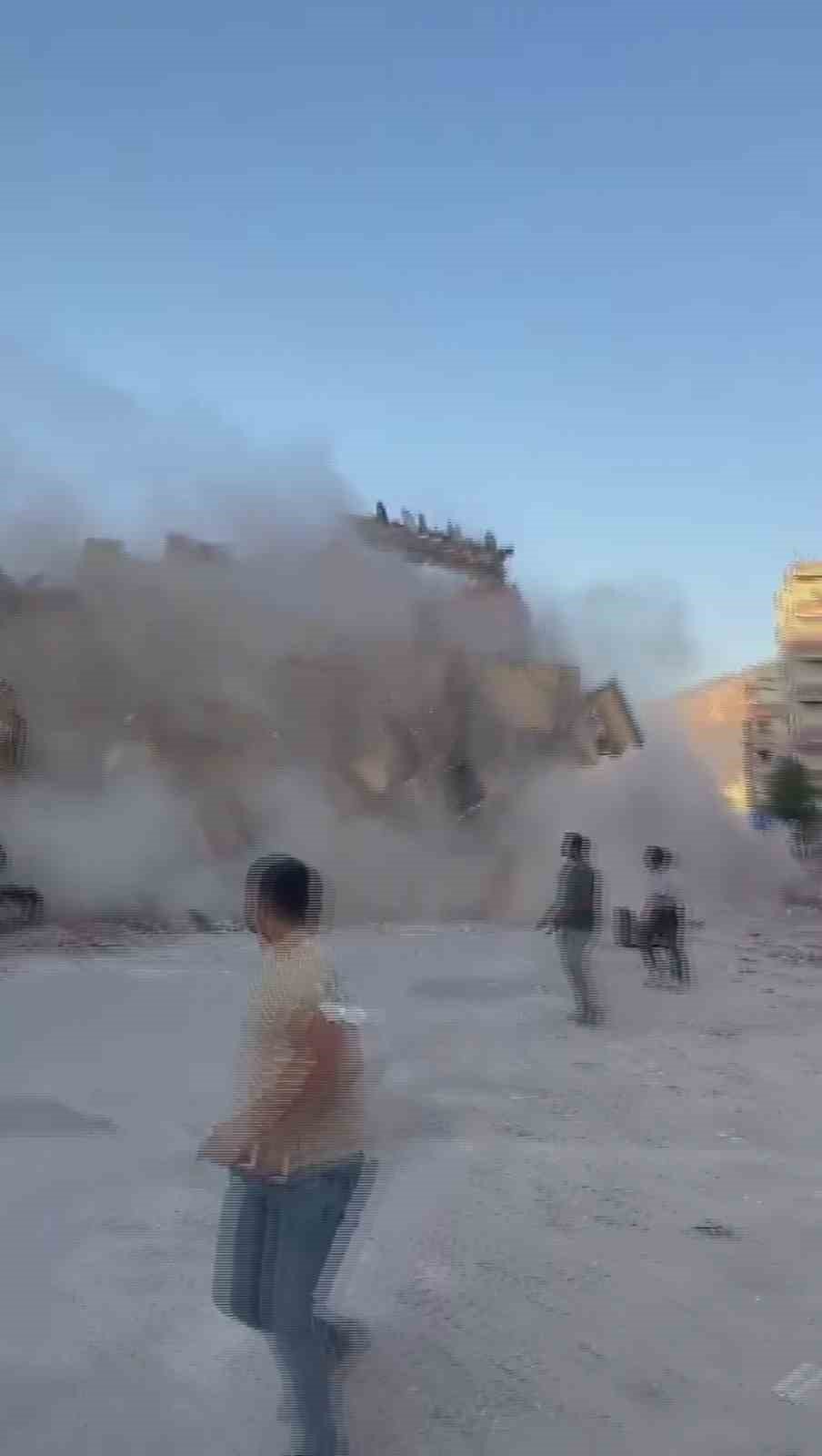 Film gibi izlediler, binanın çökmesiyle neye uğradıklarını şaşırdılar: O anlar kamerada