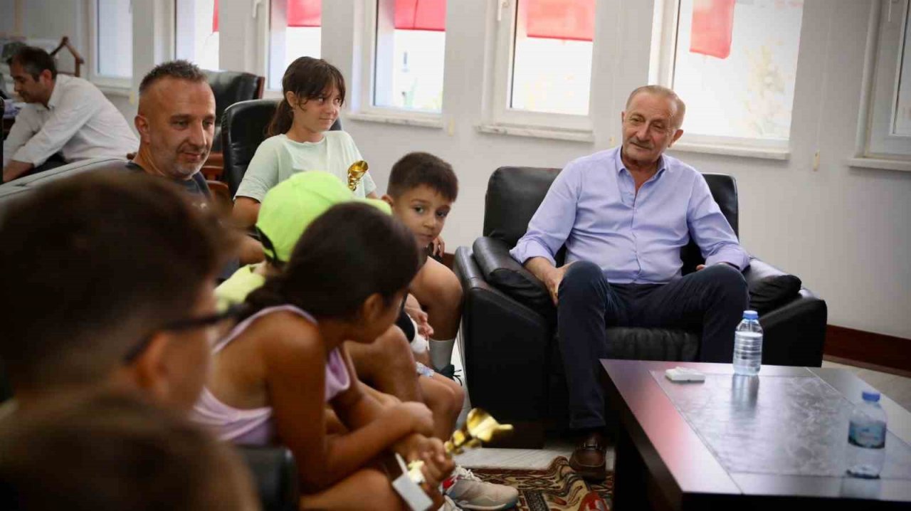 Başkan Atabay başarılı sporcular ile buluştu