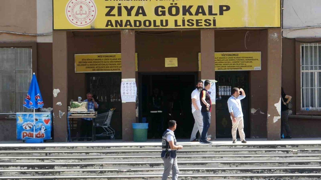 Nefes nefese son dakikada sınava yetiştiler