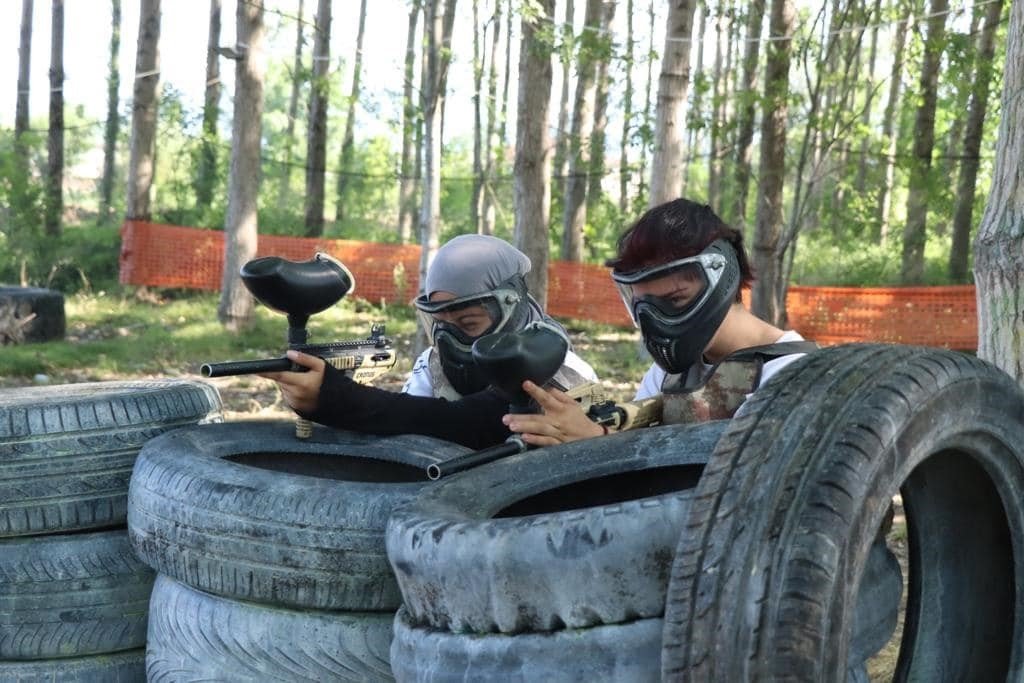 Lise öğrencileri paintball oynadı
