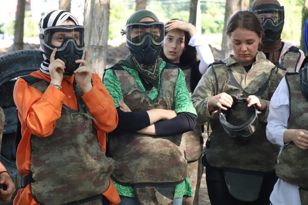 Lise öğrencileri paintball oynadı