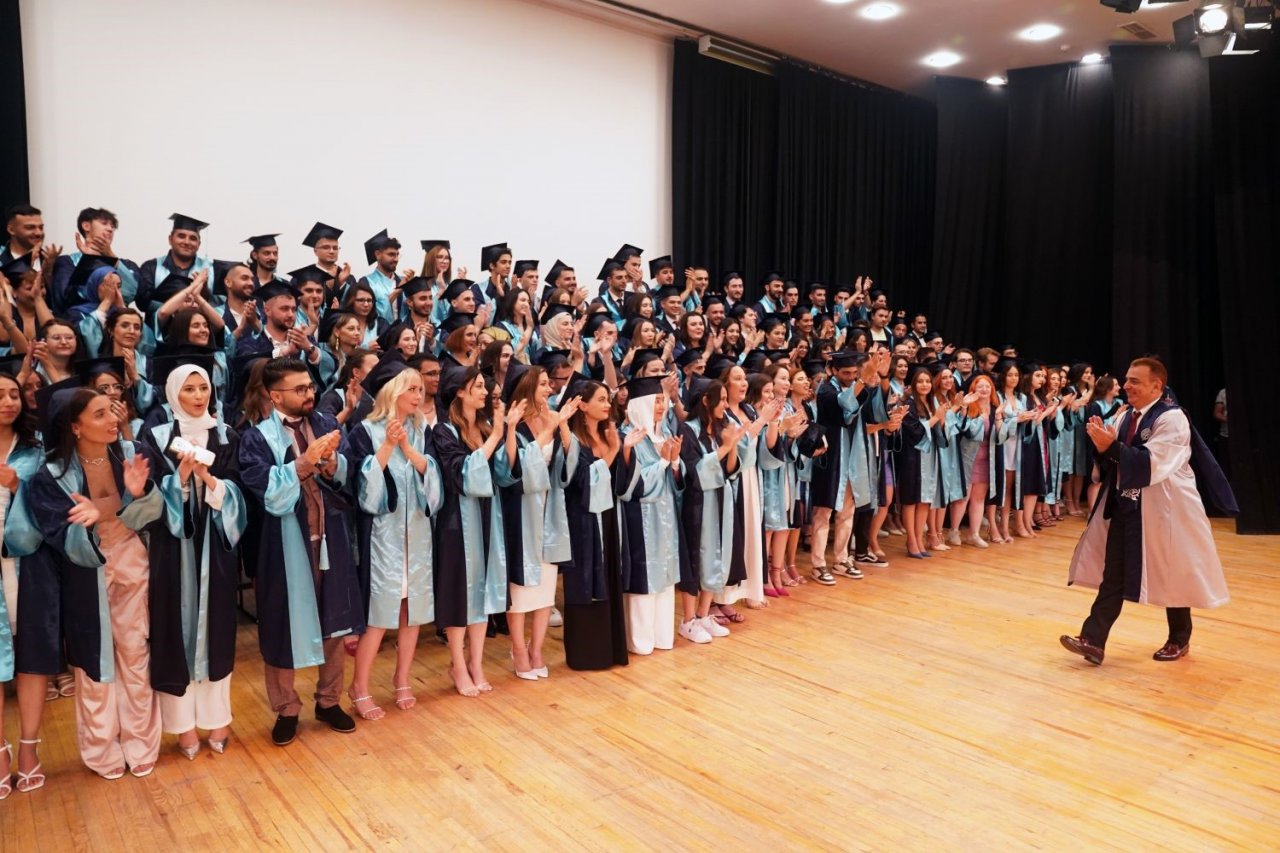 Egeli genç iletişimcilerin mezuniyet sevinci