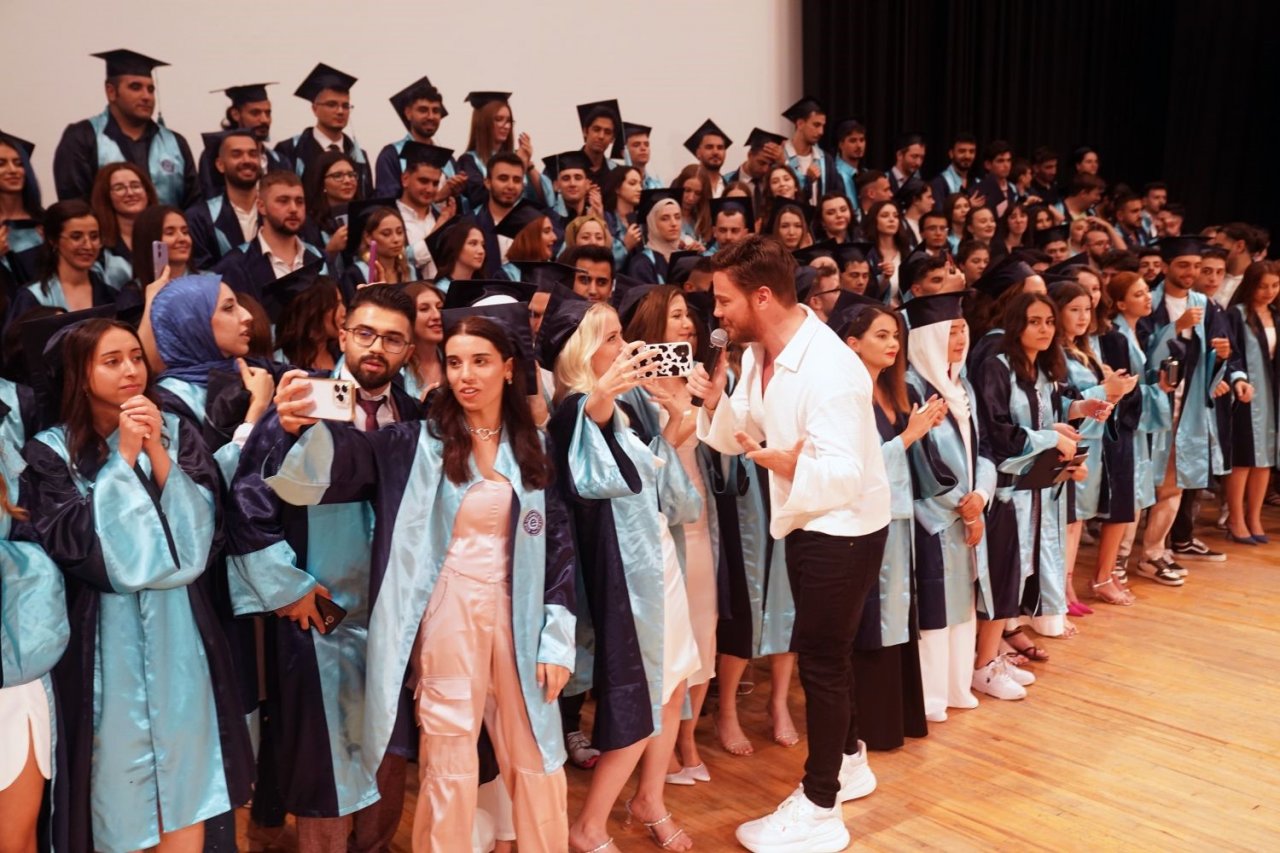 Egeli genç iletişimcilerin mezuniyet sevinci