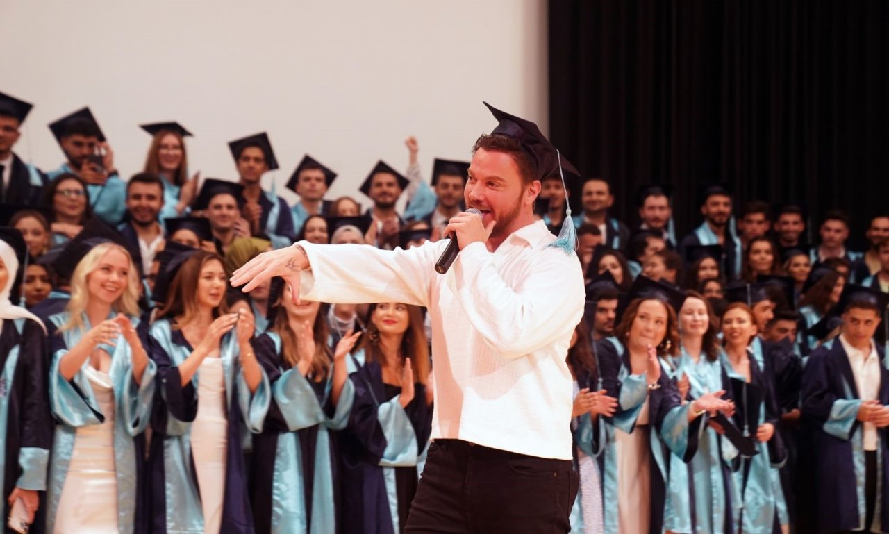 Egeli genç iletişimcilerin mezuniyet sevinci