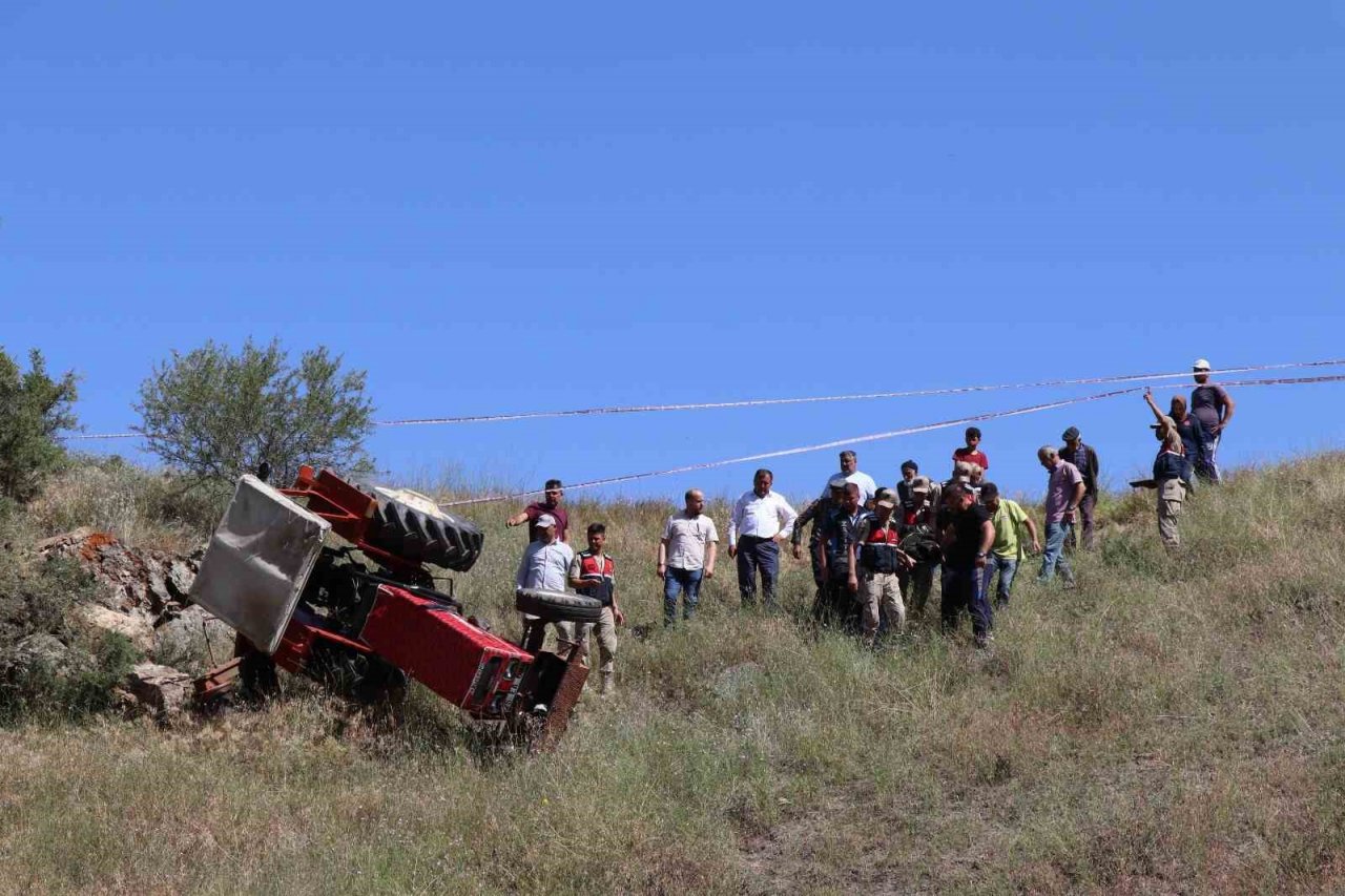 Erzurum’da tarlada traktör devrildi: 1 ölü