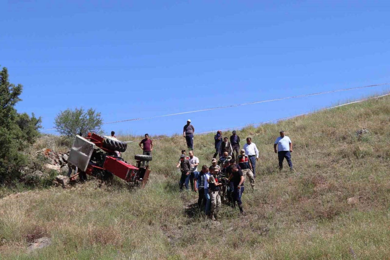 Erzurum’da tarlada traktör devrildi: 1 ölü