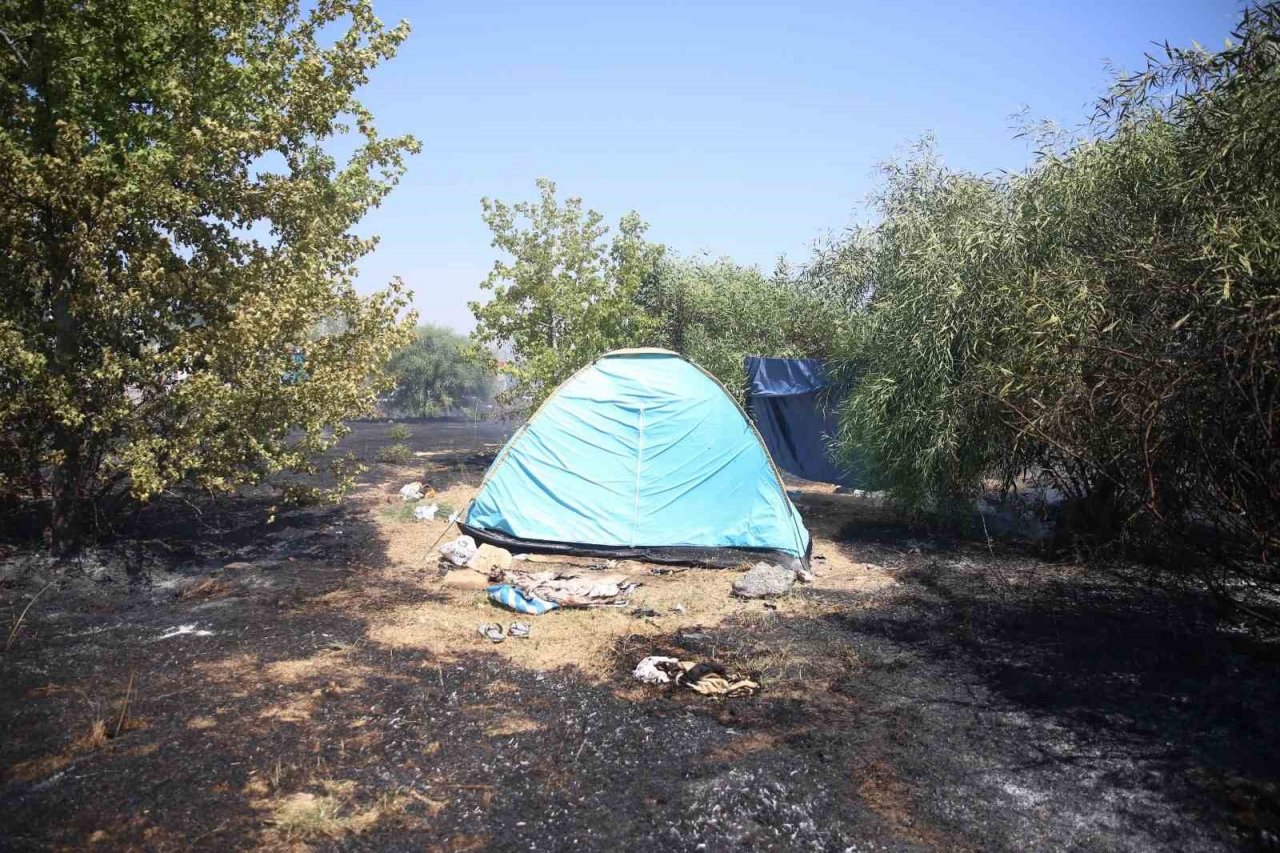 Fethiye’de otluk ve sazlık alanda çıkan yangın söndürüldü