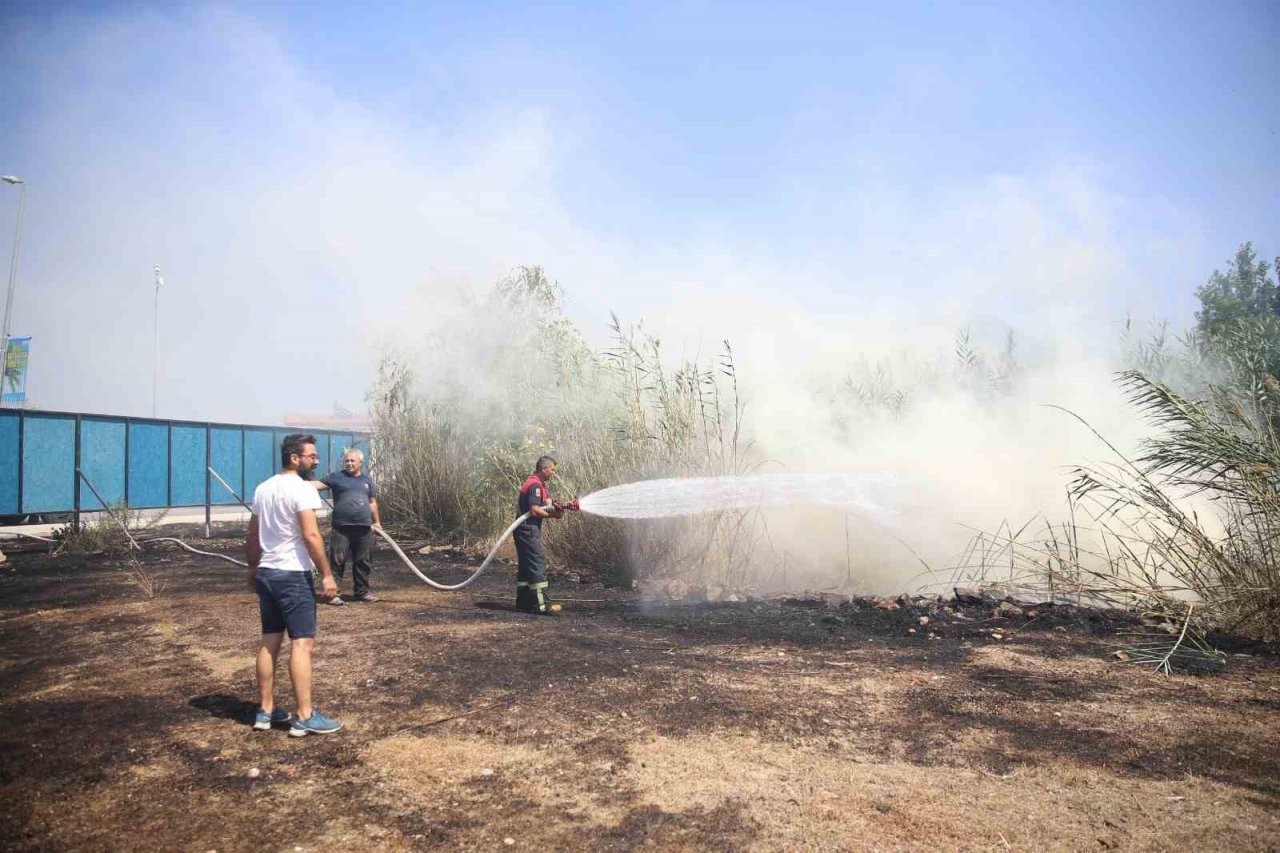 Fethiye’de otluk ve sazlık alanda çıkan yangın söndürüldü