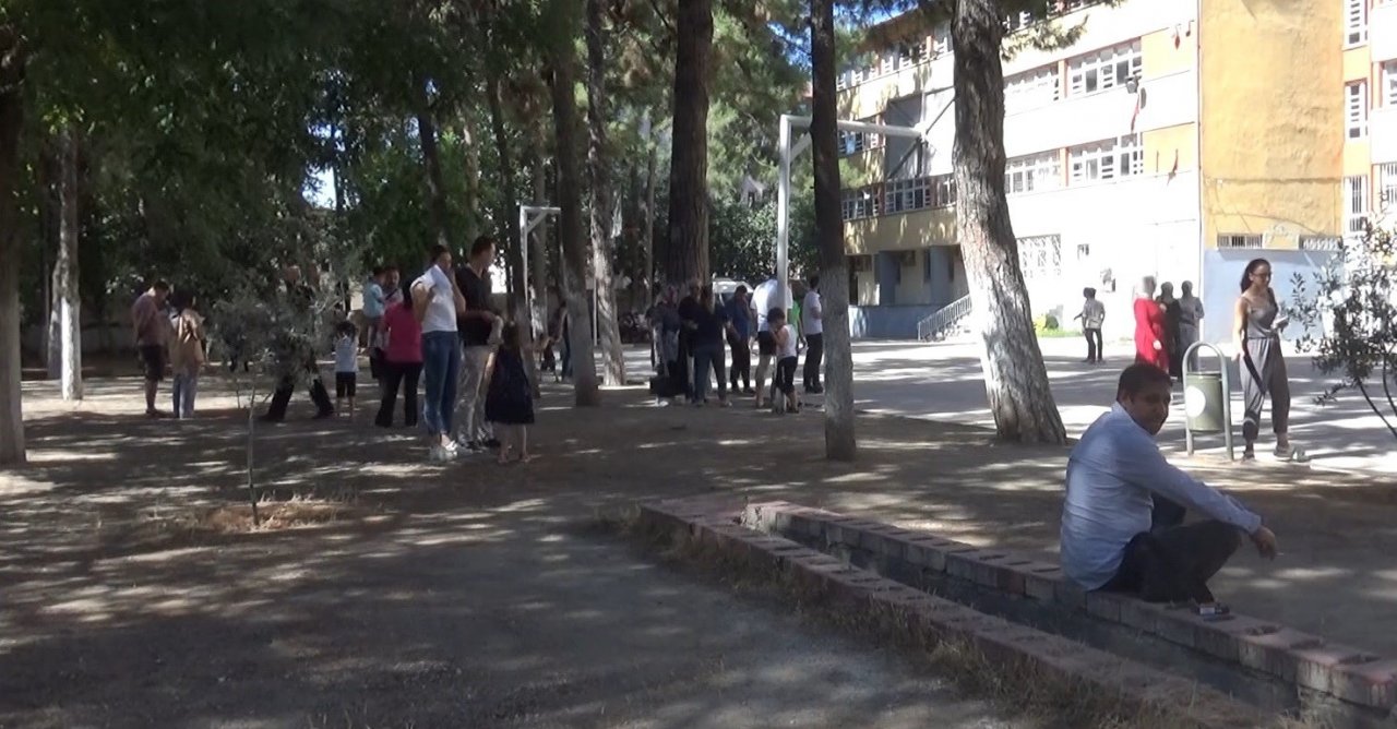 KPSS’ye geç kalmak üzereyken, motosikletli esnafın yardımıyla sınava yetişti