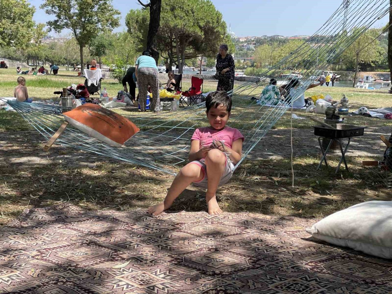 İstanbul’da sıcaklardan bunalan vatandaşlar hafta sonu sahillere akın etti