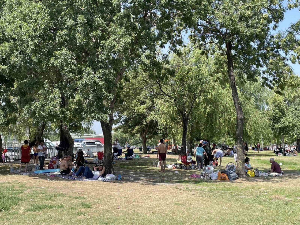 İstanbul’da sıcaklardan bunalan vatandaşlar hafta sonu sahillere akın etti