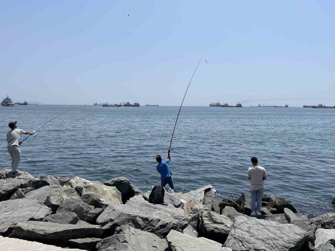 İstanbul’da sıcaklardan bunalan vatandaşlar hafta sonu sahillere akın etti
