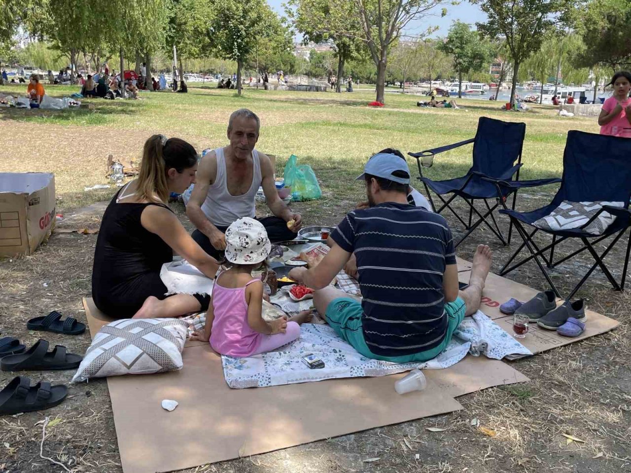 İstanbul’da sıcaklardan bunalan vatandaşlar hafta sonu sahillere akın etti