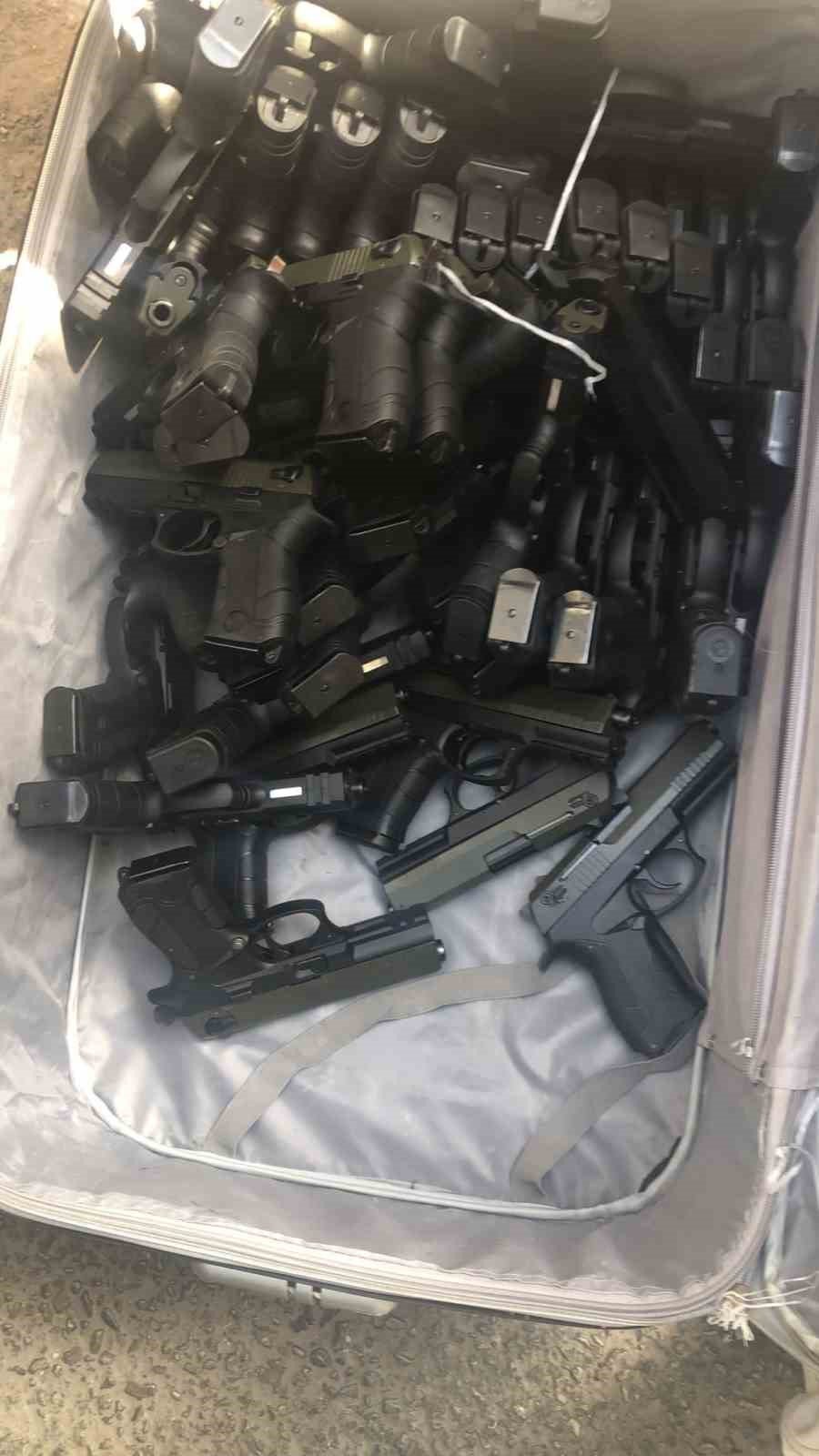 İzmir’de ruhsatsız silah deposuna baskın