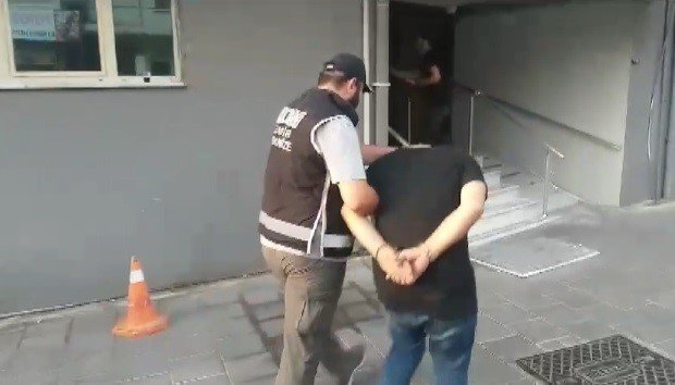 İzmir’de ruhsatsız silah deposuna baskın