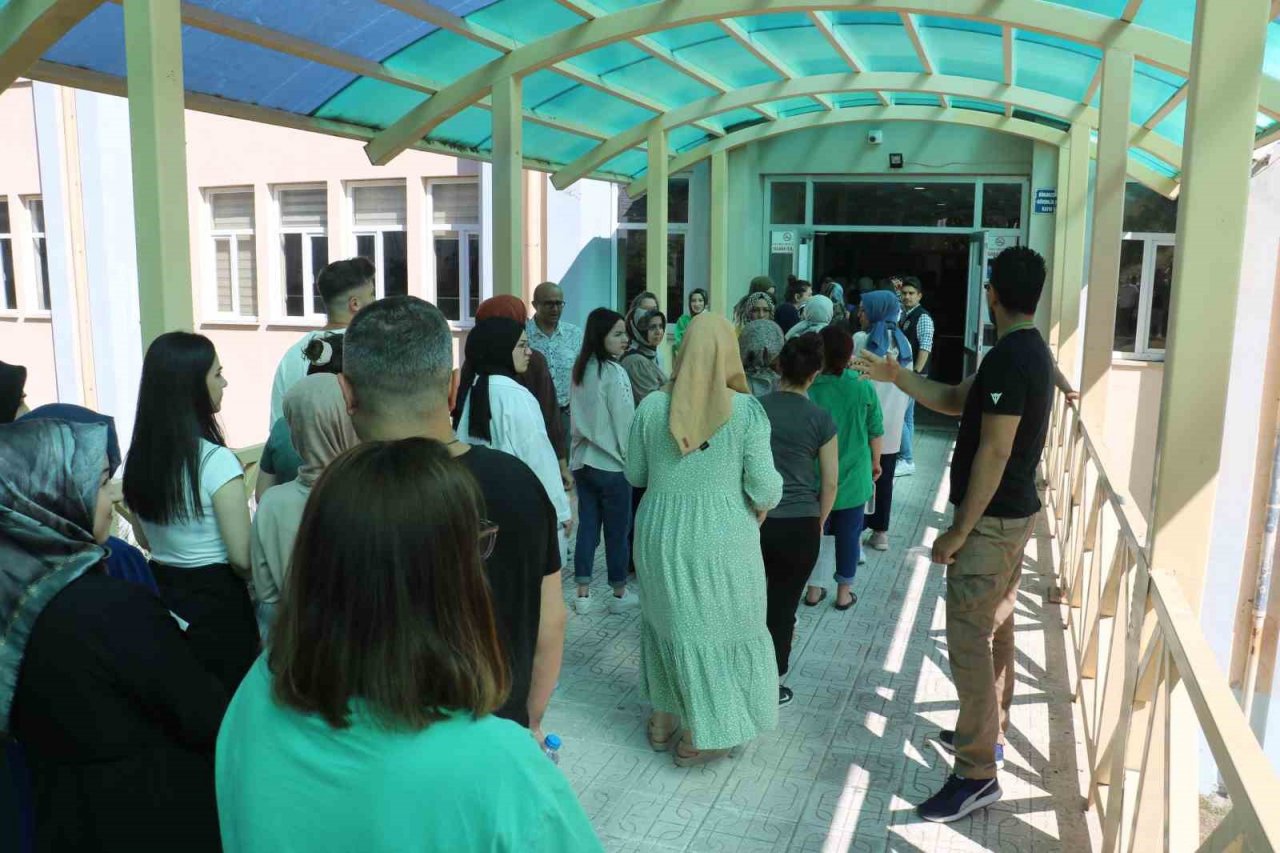 "Binanın önünde bekliyordum" dese de içeri alınmadı