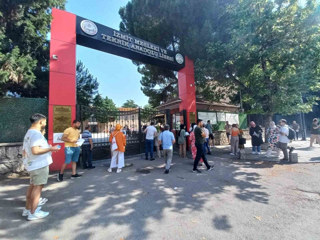 Adaylar sınıfta, aileler dışarıda ter döküyor