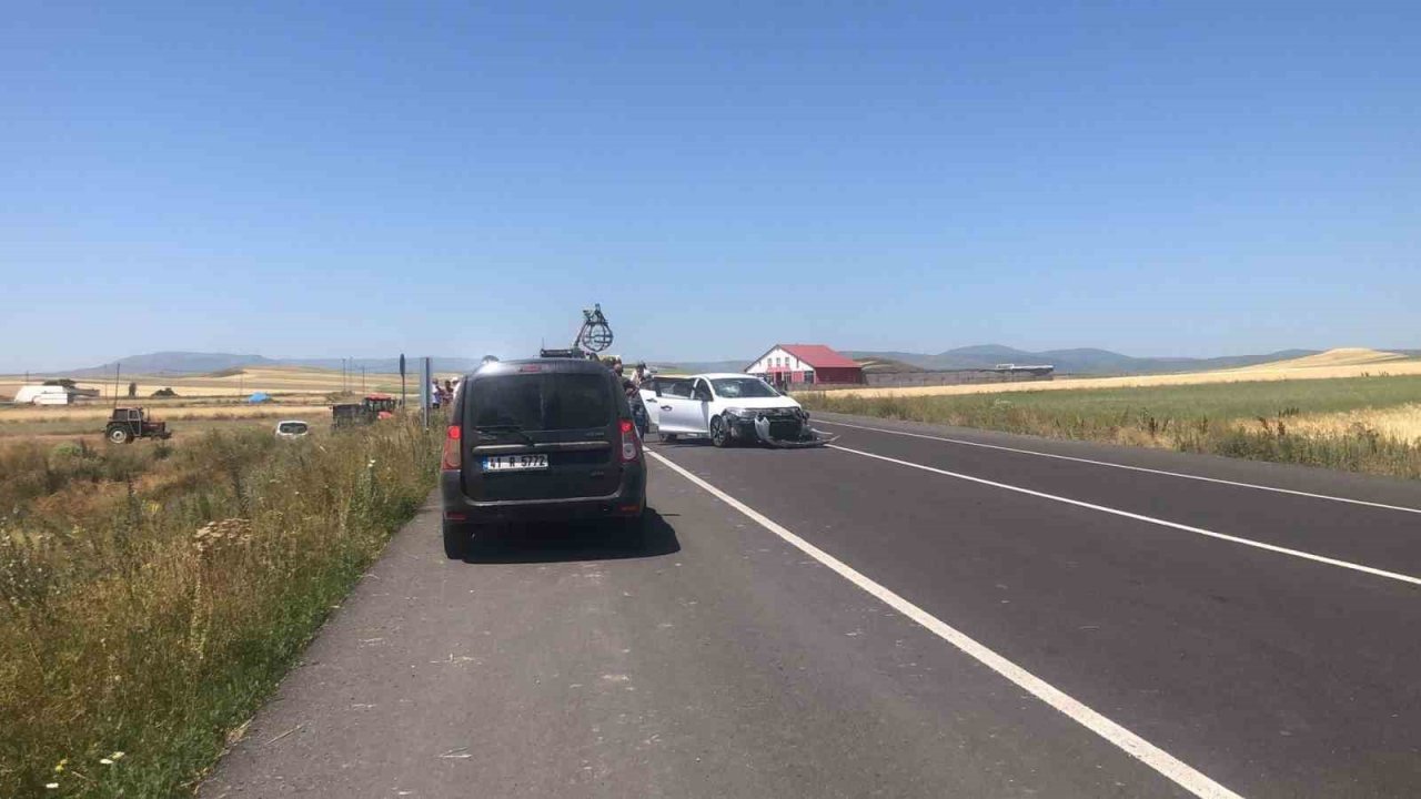Kars’ta otomobil ile traktör çarpıştı