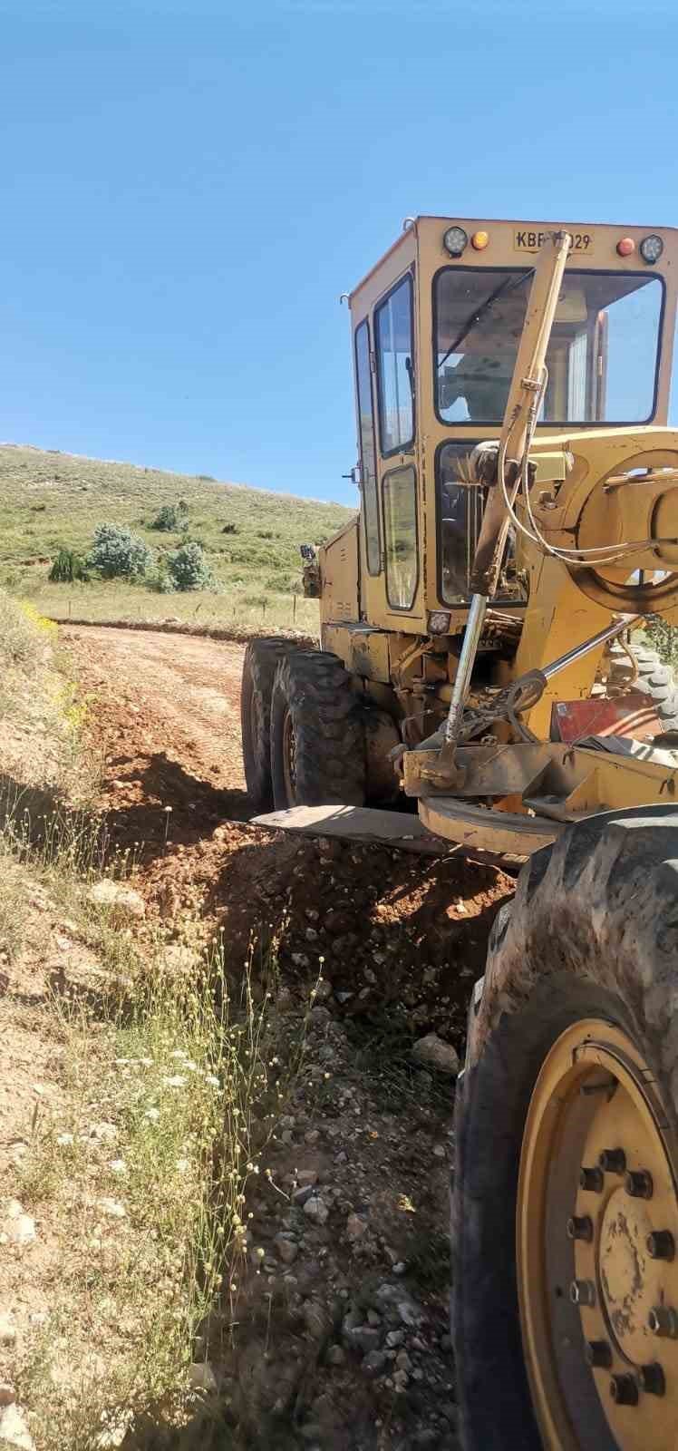 Büyükşehir’den kırsalda arazi ve yayla yollarında çalışma