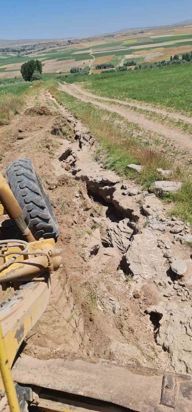 Büyükşehir’den kırsalda arazi ve yayla yollarında çalışma