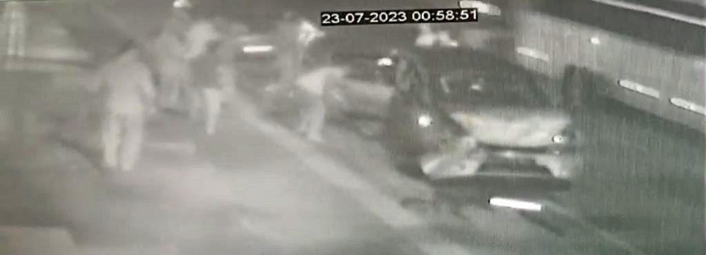 Hızla ilerleyen otomobil servis aracına çarptı : 5 yaralı