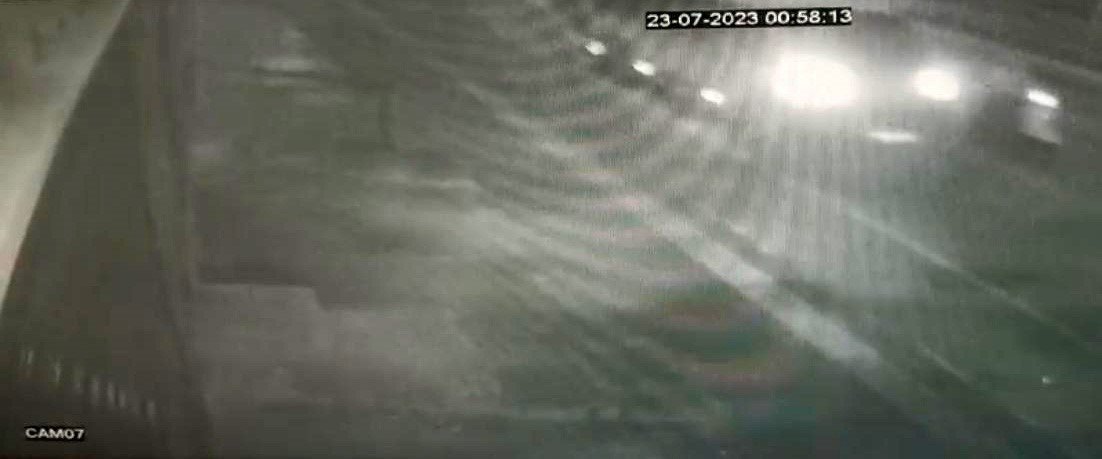 Hızla ilerleyen otomobil servis aracına çarptı : 5 yaralı