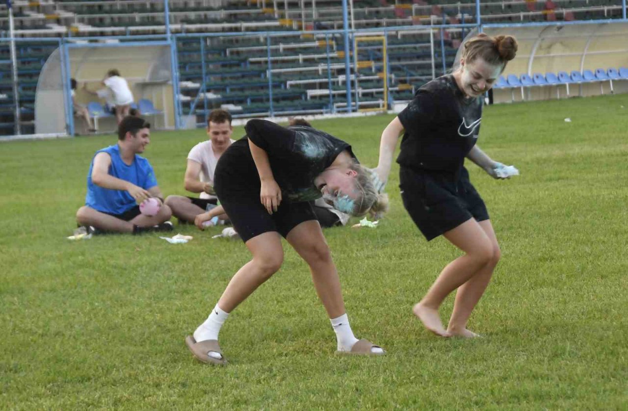 Kemer’de ‘renkli’ festival