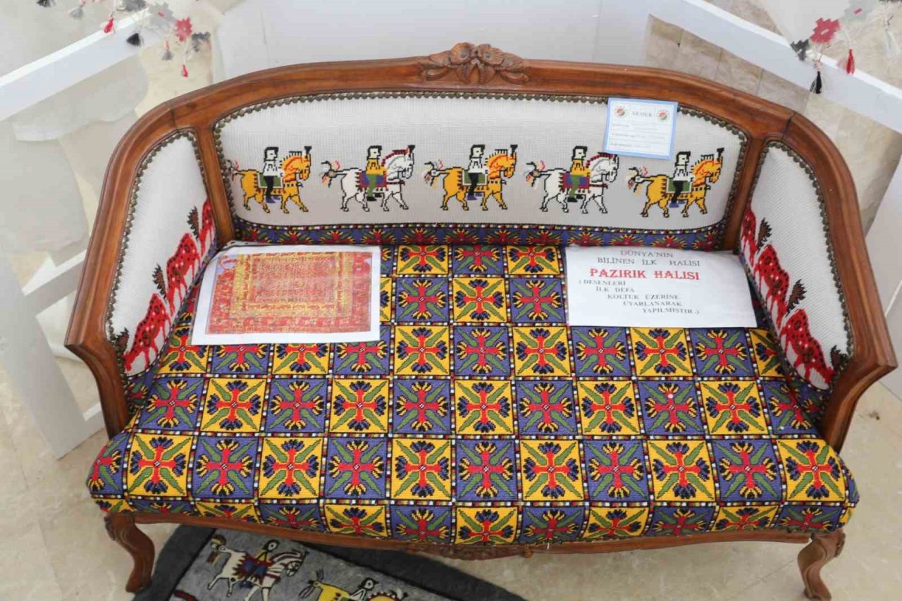 AKMEK’te dünyanın ilk halısının desenleri eski koltuğa işlendi