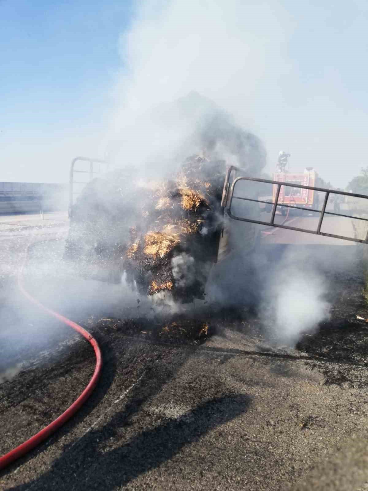 Ereğli’de saman yüklü kamyonet yandı