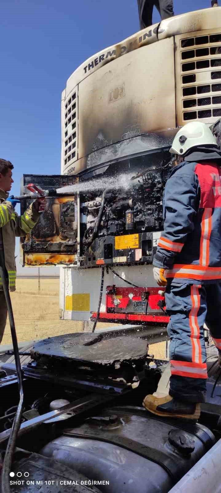 Mardin’de dondurma yüklü tırda yangın