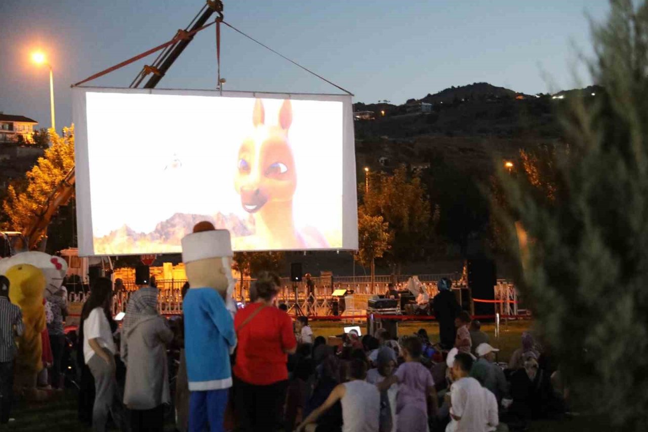 Açık Hava Sinemaya Günleri Belsin ve Kazım Karabekir ile Devam Etti