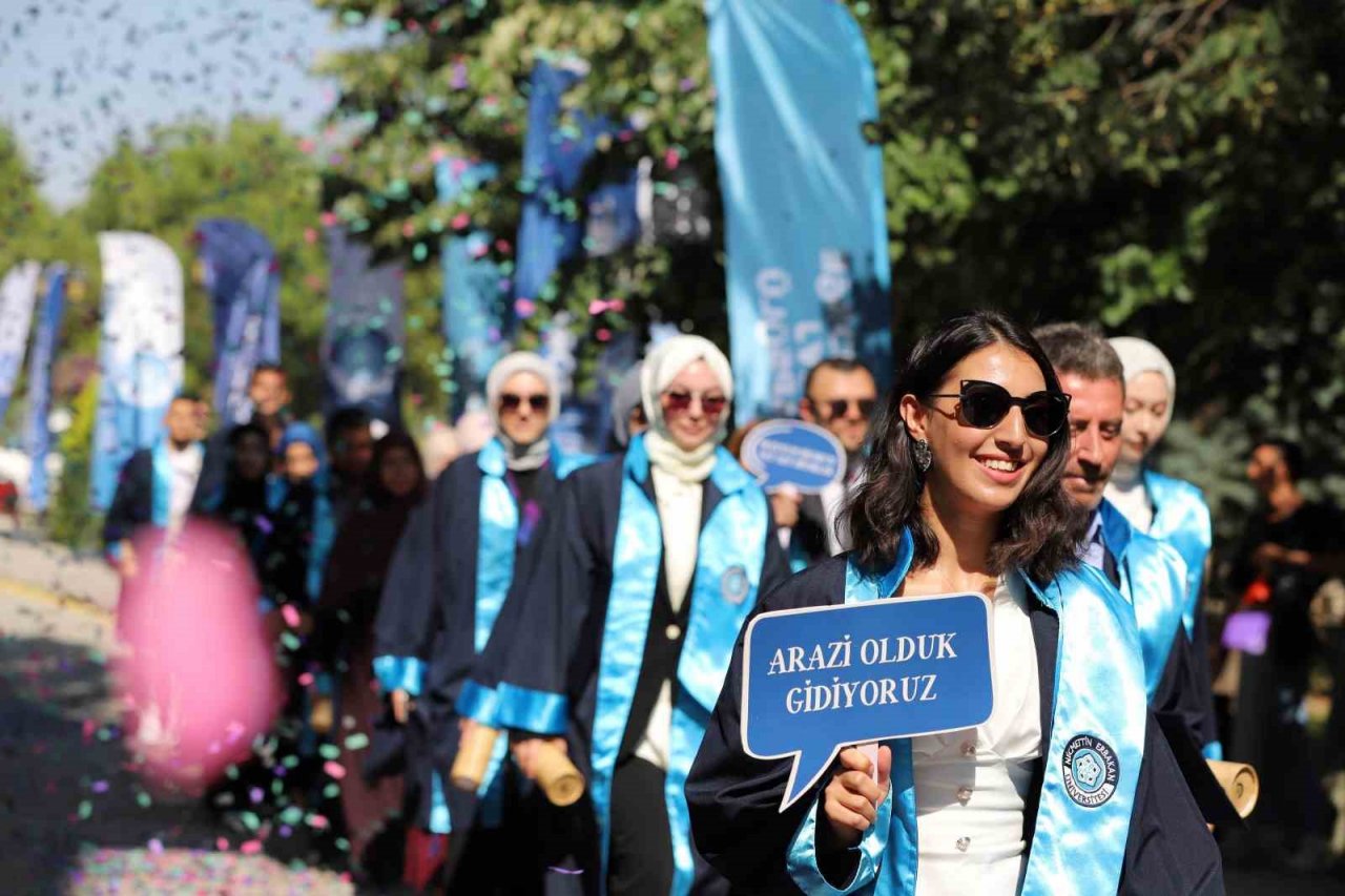 NEÜ, birincilerini “Mezuniyet ve Geleceğe Mesaj Töreni” ile uğurladı
