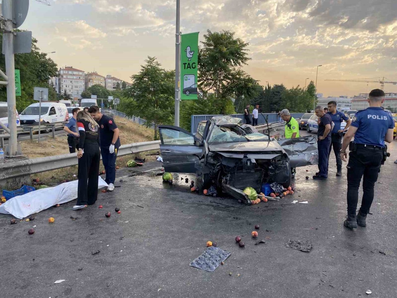 Küçükçekmece’de otomobil, meyve yüklü kamyonete arkadan çarptı: 2 ölü