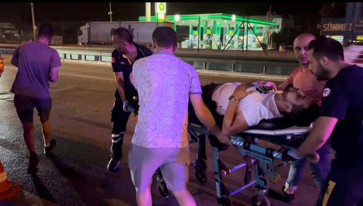 Hızla ilerleyen otomobil servis aracına çarptı : 5 yaralı