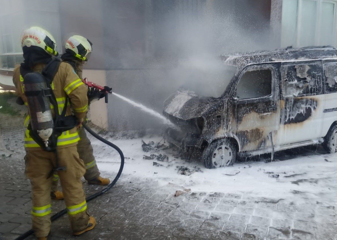 Edremit’te park halindeki minibüs yandı