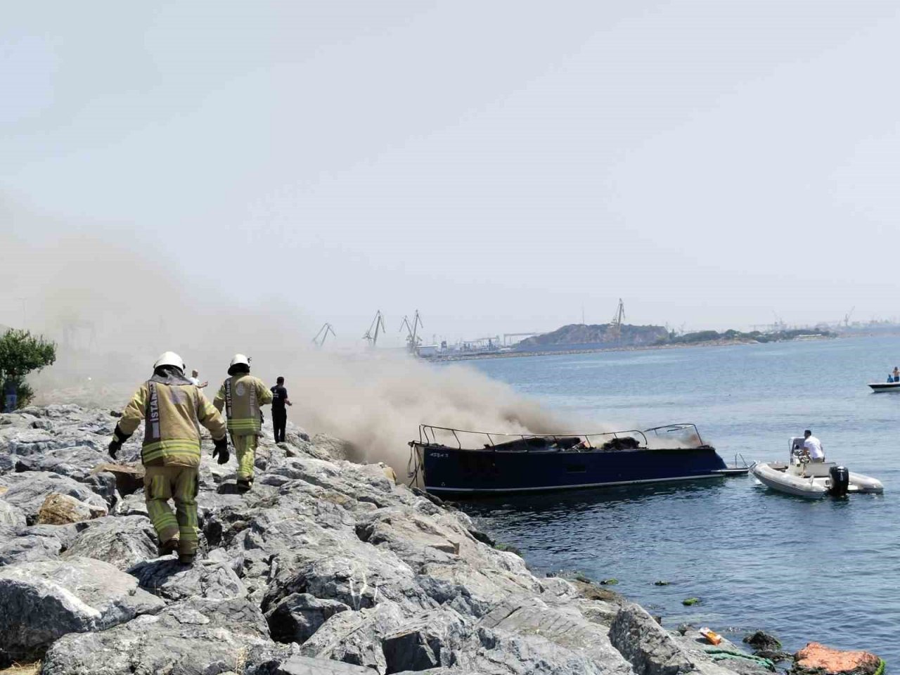 Pendik’te tekne alev topuna döndü