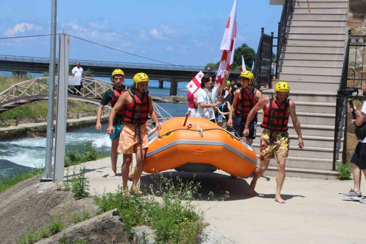 Dansçılar rafting ve tahta araba yarışlarında kıyasıya mücadele etti