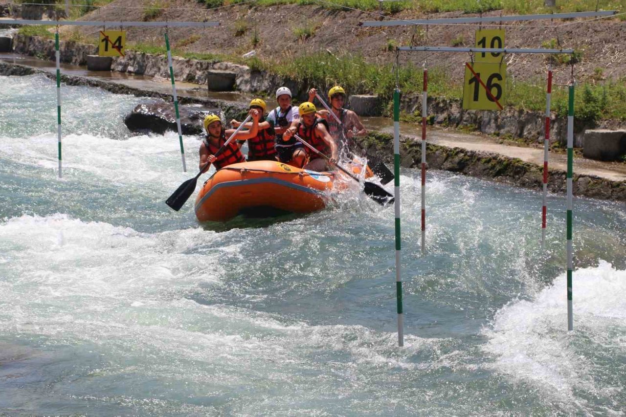 Dansçılar rafting ve tahta araba yarışlarında kıyasıya mücadele etti