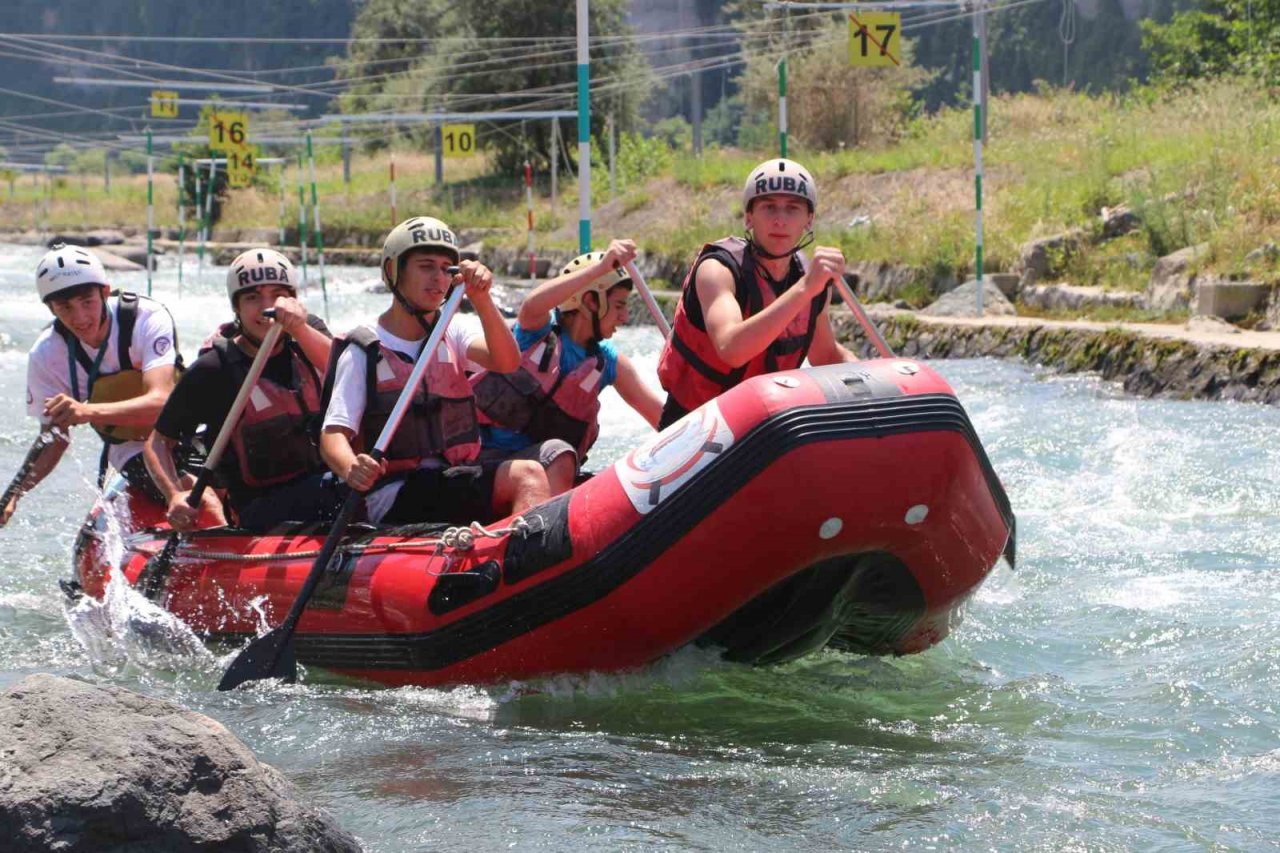 Dansçılar rafting ve tahta araba yarışlarında kıyasıya mücadele etti
