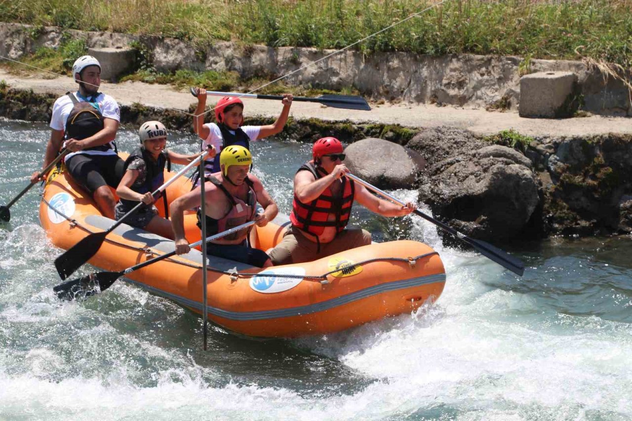 Dansçılar rafting ve tahta araba yarışlarında kıyasıya mücadele etti