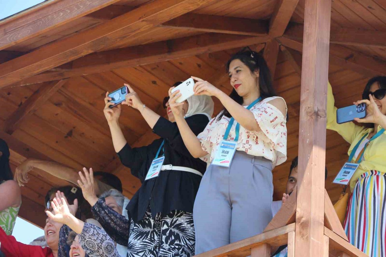 Dansçılar rafting ve tahta araba yarışlarında kıyasıya mücadele etti