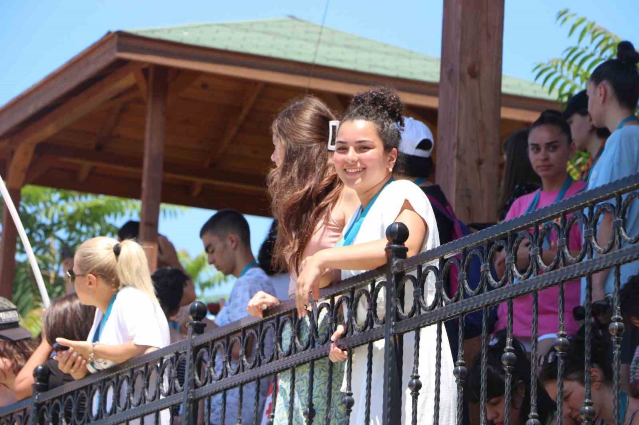 Dansçılar rafting ve tahta araba yarışlarında kıyasıya mücadele etti