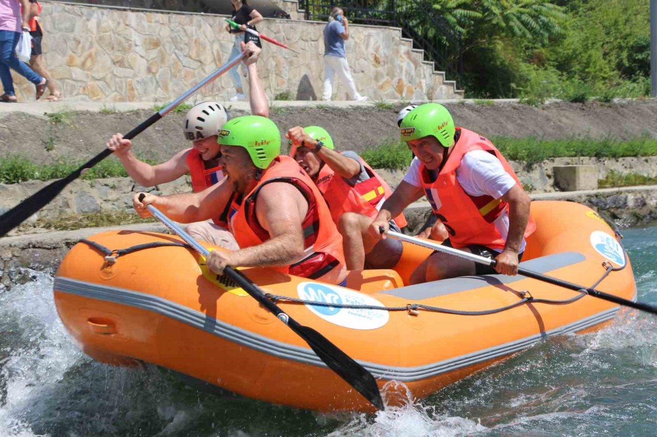 Dansçılar rafting ve tahta araba yarışlarında kıyasıya mücadele etti